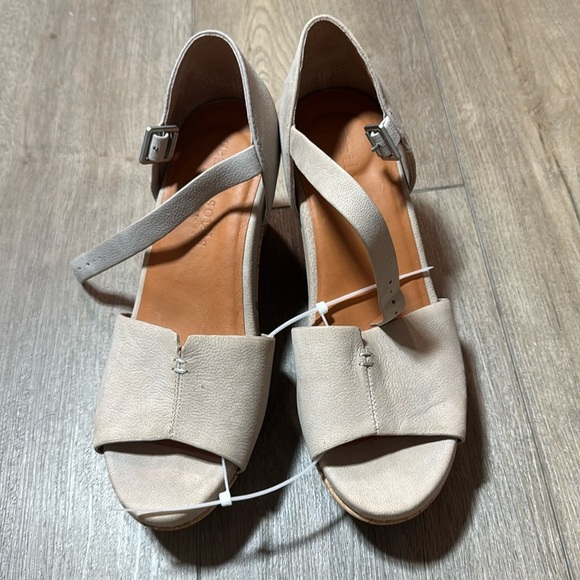 Gentle Souls by Kenneth Cole Vera Leather Wedge Sandal - Picture 5 of 11